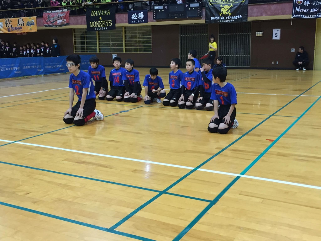 柳川フィフティーンは、ドッジボールを通じ子供たちの健全な体とチームワークを育てます。